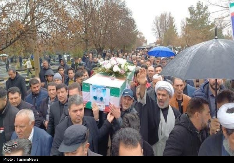 تشییع پیکر مطهر شهیده 12 ساله «نازنین زینب ملائی» در میاندوآب+تصاویر / اخبار آذربایجان غربی - اخبار استانها