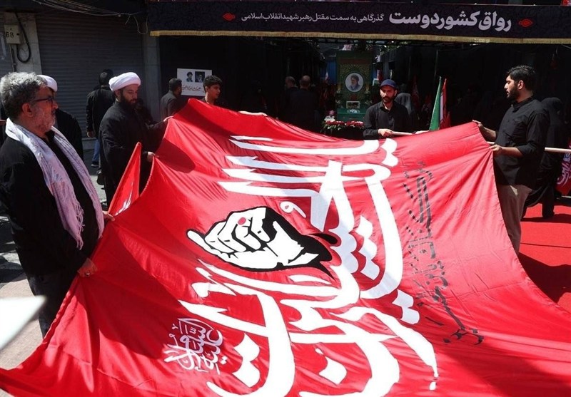 برافراشتن پرچم خونخواهی رهبر شهید انقلاب در مقابل رواق کشوردوست / اخبار سیاسی روز , اخبار سیاست داخلی