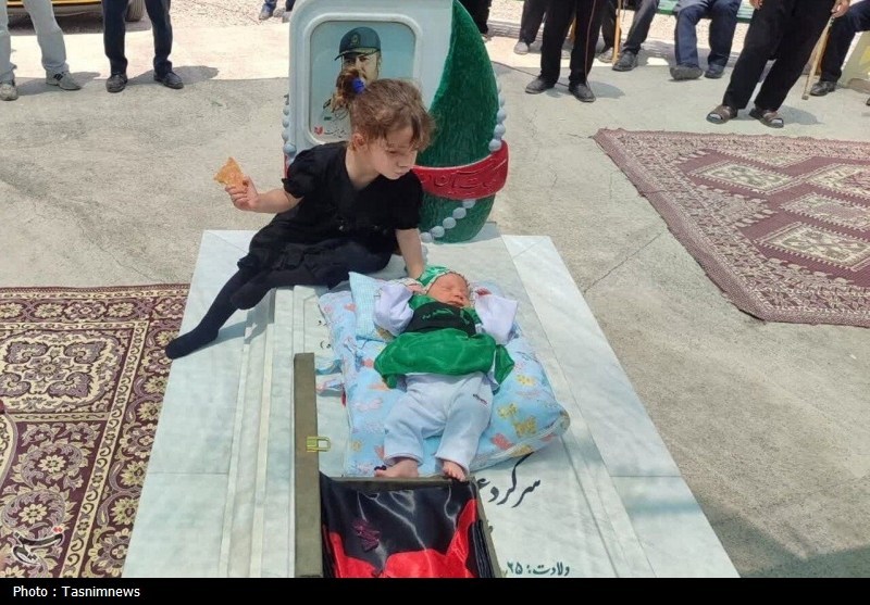 نوزاد شهید مدافع امنیت برای اولین بار به دیدار پدر رفت / اخبار قم - اخبار استانها