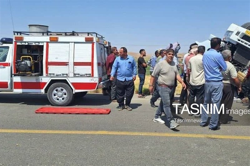 رهاسازی راننده تریلی واژگونشده در جاده زنجان–میانه / اخبار زنجان - اخبار استانها