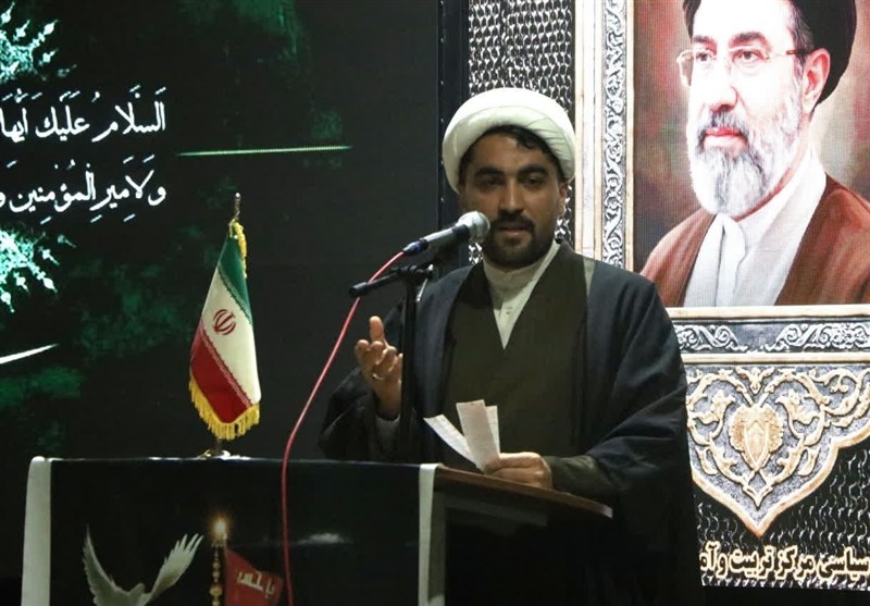 سلوک معنوی رهبر شهید، الگوی روشن تربیت و بصیرت‌افزایی در نیروهای مسلح / اخبار استان تهران - اخبار استانها
