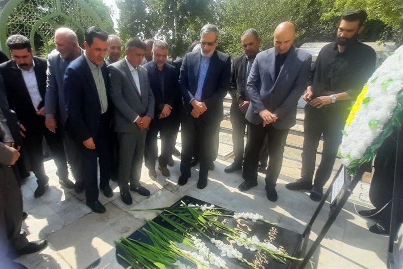 مزار خبرنگار شهید «محمود صارمی» در بروجرد غبارروبی شد / اخبار لرستان - اخبار استانها