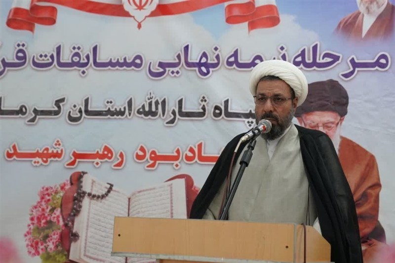 کسی که قرآن را محور زندگی قرار دهد هرگز به انحراف کشیده نمی‌شود / اخبار کرمان - اخبار استانها
